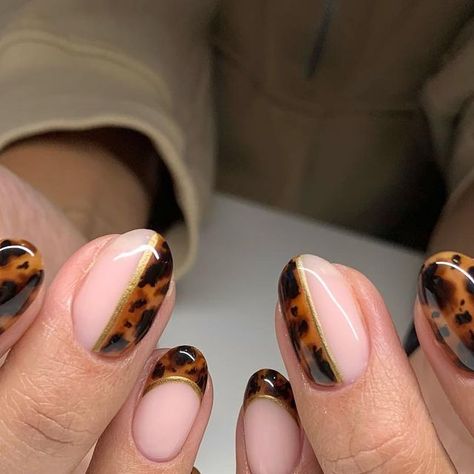 Meg | Luminary + Nail Art on Instagram: "Happy Halloween!! 👻  We love a good tortie set 🖤  #happyhalloween #tortoiseshellnails #tortienails #cutenails #luminarynailsystems #aznailtech #handpaintednailart" Short Square October Nails, Structure Gel Nails Design, Painting Gel Nails Art Ideas, Tortishell Nails Design Almond, Fun Autumn Nails, Short Oval Nails Fall, Turtle Nail Designs, Simplistic Nails, Tortishell Nails Design