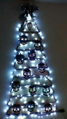 Skull Christmas tree with lights Skull Christmas Tree, Halloween Christmas Tree, Skull Christmas, Scary Christmas, Creepy Christmas, Dark Christmas, Goth Home, Goth Home Decor, Skull Decor