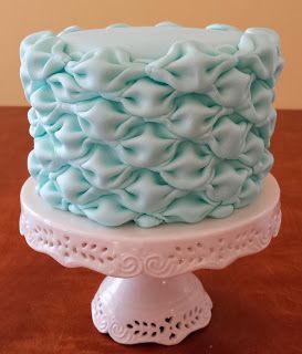 Torta con fondant Comunion Cake, Fondant Cake Tutorial, Fondant Ruffles, Fondant Cake Designs, Fondant Cupcake Toppers, Cake Blog, Fondant Tutorial, New Cake, Chocolate Fondant