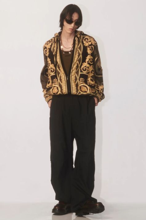 Versace Pre-Fall 2024 Menswear Fashion Show | Vogue Male Model Outfits, Versace Suit, Couture Menswear, 2024 Menswear, Versace Runway, Classy Outfits Men, High School Outfit, Donatella Versace, Menswear Fashion Show