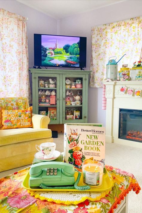 Colorful Cottagecore Living Room, Kitschy Living Room, Cottagecore Decor Living Room, Granny Chic Living Room, Home Decor Magazine, Eclectic Decor Inspiration, Cottagecore Living Room, Flea Market Decor, Small Apartment Inspiration