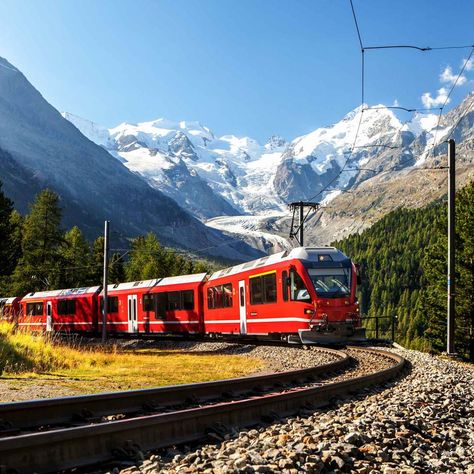 Read our guide to the most scenic train journeys in Switzerland, discover what you can see & how to book your train tickets with us. Glacier Express, Bernina Express, Train Route, Train Tour, Chur, Interlaken, Train Tickets, Voyage Europe, Switzerland Travel