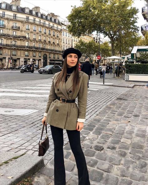 ani.maar Baret Outfit, Vinter Mode Outfits, Beret Outfit, Parisian Outfits, Europe Outfits, Winter Fashion Outfits Casual, Outfit Chic, Paris Mode, Paris Outfits