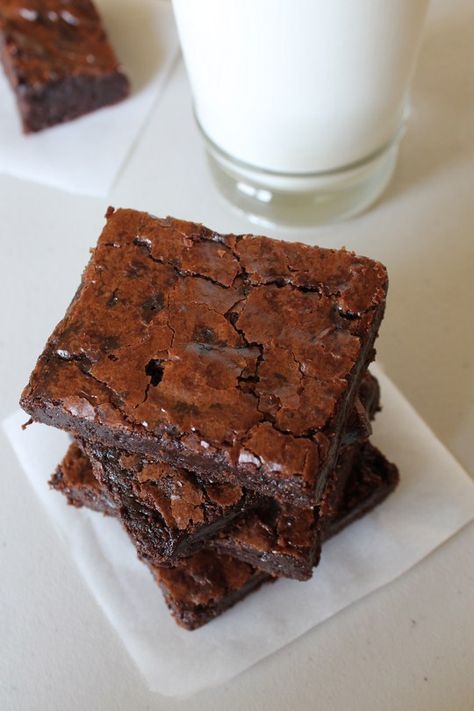 Eggless Brownie Recipe or Eggless Chocolate Brownies- Chewy, gooey, fudgy eggless chocolate brownie recipe. It is very easy to make. Eggless Brownie Recipe, Egg Free Desserts, Egg Free Baking, Dessert Halloween, Egg Allergy, Eggless Desserts, Eggless Recipes, Eggless Baking, Egg Free Recipes