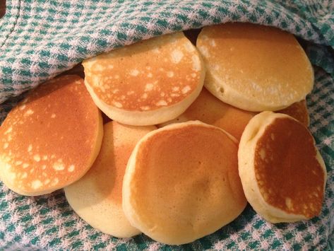 Pikelet Recipe, Vanilla Slice Recipe, Homemade Crumpets, Homemade Sausage Rolls, Sweets Photo, Drop Scones, Aussie Food, Slices Recipes, Morning Tea