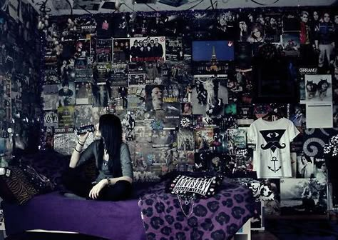 Holy shit Emo Bedroom Ideas, Emo Room Ideas, Emo Bedroom, Teenage Girl Room Ideas, Emo Room, Hipster Room, Scene Room, Tumblr Bedroom, Teenage Girl Room