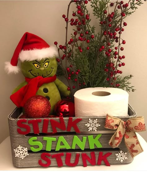 Grinchmas Decorations Diy, Grinch Crafts, Grinch Decorations, Grinch Christmas Party, Grinch Christmas Tree, Grinch Party, Grinch Christmas Decorations, Christmas Bathroom Decor, Christmas Bathroom