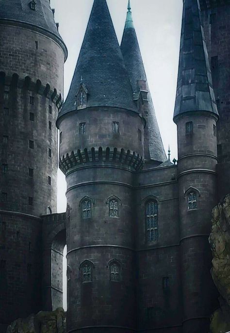 Ravenclaw Aesthetic, Old Castle, Chateau Medieval, Hogwarts Aesthetic, Slytherin Aesthetic, Chateau France, Harry Potter Aesthetic, Throne Of Glass, Ravenclaw