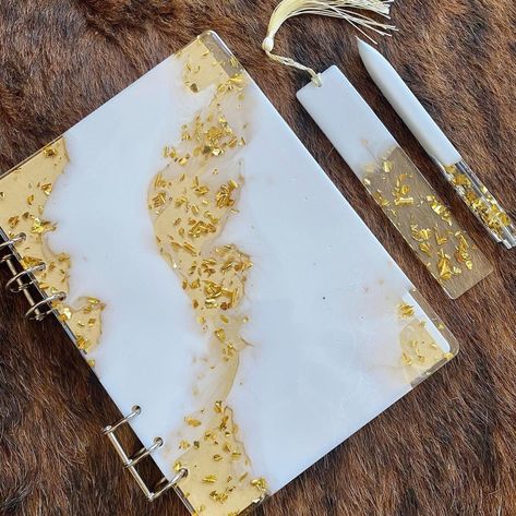 Diy Resin Tray, Seni Resin, White Notebook, Resin Crafts Tutorial, Diy Resin Projects, Resin Jewelry Diy, Resin Jewelry Making, Epoxy Resin Crafts, Resin Tutorial