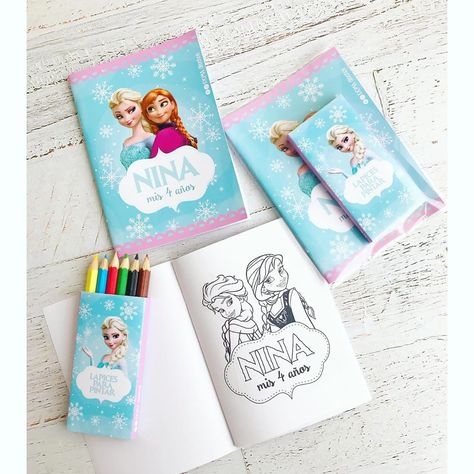 Fiesta de Frozen 2 | Guía para decorar un cumpleaños de niña Frozen Party Snacks, Frozen Photo Booth, Frozen Centerpieces, Frozen Party Invitations, Fiesta Mickey Mouse, Frozen Invitations, Frozen Party Decorations, Frozen Birthday Theme, Elsa Birthday