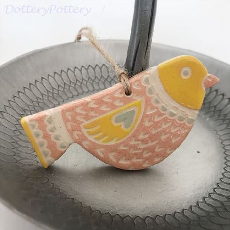 Easter Ceramic Decorations, Pottery Birds Ideas, Ceramic Bird Ornaments, Hanging Clay Decorations, Ceramic Birds Pottery, Clay Bird Ornaments, Clay Birds How To Make, Air Dry Clay Birds, Spring Pottery