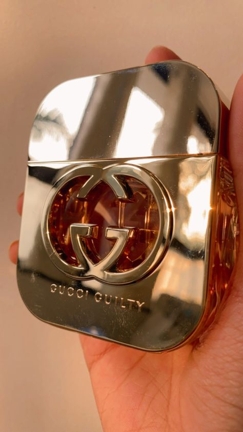 Gucci Perfume Aesthetic, Parfum Gucci, Aesthetic Cosmetics, Favourite Perfume, Branded Perfumes, Seductive Perfume, Gucci Perfume, Cafe Pictures, Fragrance Lab