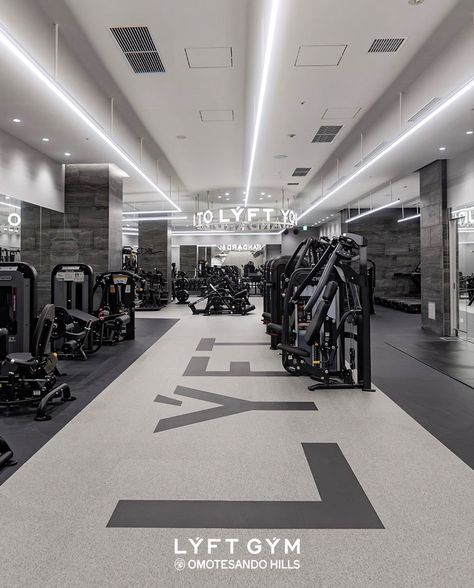 Black And White Gym Interior, White Gym Interior, Gym White Aesthetic, Gym Ceiling Design, Black Gym Interior, High End Gym, Fitness Center Interior Design, Futuristic Gym, Luxurious Gym