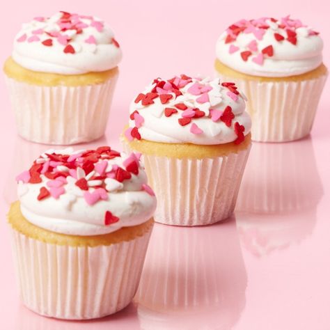 Esta receta es para hacer unos cupcakes sencillos, esponjocitos y muy ricos, con un delicioso betún de queso crema. Cardamom Cake, Buckwheat Cake, Cupcakes Decorados, Banana Cake Recipe, Valentines Cupcakes, Love Cupcakes, Banana Cake, Cake Tins, Savoury Cake