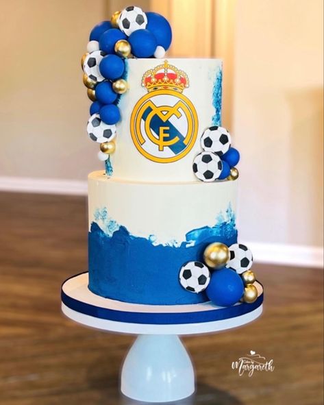 Real Madrid Themed Cake, Real Madrid Cake Ideas, Real Madrid Party Ideas, Real Madrid Birthday Party Decoration, Mancity Cake Design, Pastel Real Madrid, Real Madrid Birthday Cake, Manchester City Cake Ideas, Football Cake Real Madrid