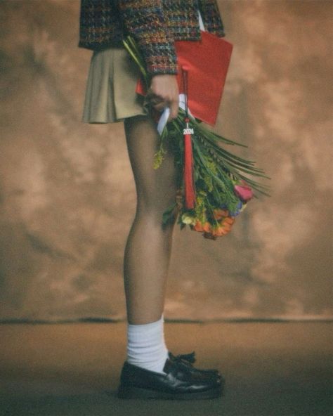 Cute Graduation Photoshoot, Grad Photoshoot Flowers, Senior Class Picture Ideas, Different Senior Pictures, 80s Graduation Pictures, Graduation Photo Inspo Aesthetic, Cool College Graduation Pictures, Faceless Graduation Photos, 90s Graduation Photoshoot