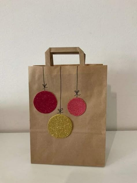 Paper Bags Decoration Ideas, Handmade Christmas Gift Bags, Christmas Bags Diy Paper, Xmas Bags Ideas, Christmas Paper Bag Design, Christmas Gift Bag Decorating Ideas, Diy Gift Bag Decoration Ideas, Paper Bag Christmas Gift Bags, Christmas Bags Diy