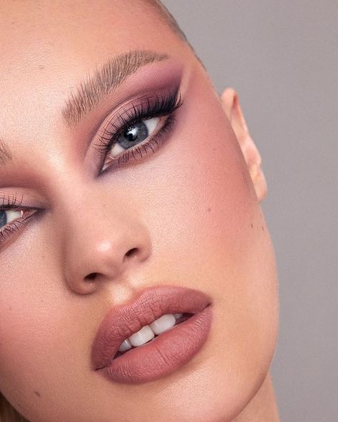 KKW BEAUTY na Instagramie: „Still feeling a romantic look? Try recreating this glam with the Matte Mauve Pressed Powder Palette, Black Eyeliner, Mascara, Fuzzy Pink…” Mauve Lipstick Makeup, Mauve Eyeshadow, Mauve Makeup, Purple Makeup Looks, Mauve Lipstick, Pink Eyeliner, Powder Palette, Kylie Jenner Lipstick, Nyx Lipstick