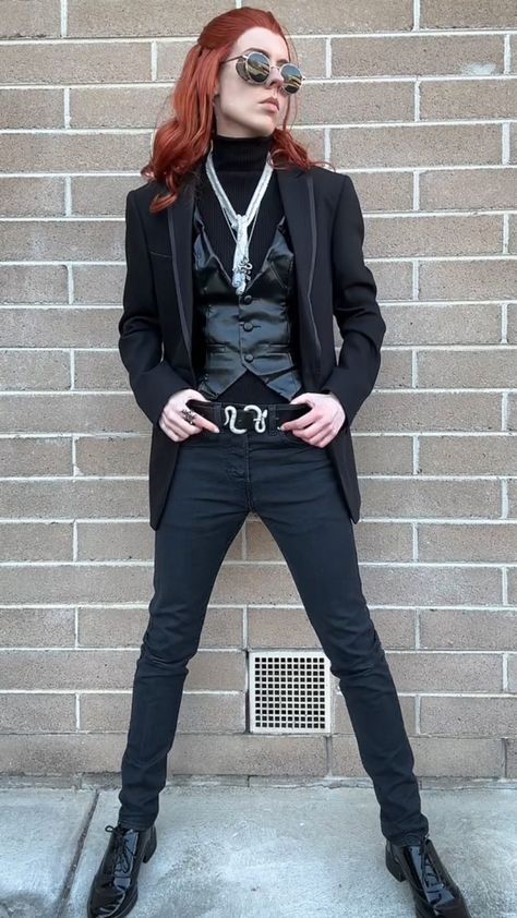 Crowley Cosplay Female, Crowley Aesthetic Outfit, Crowley Good Omens Outfit, Crowley Outfit Ideas, Crowley Fashion, Crowley Inspired Outfit, Crowley Outfit, Crowley Costume, Female Crowley