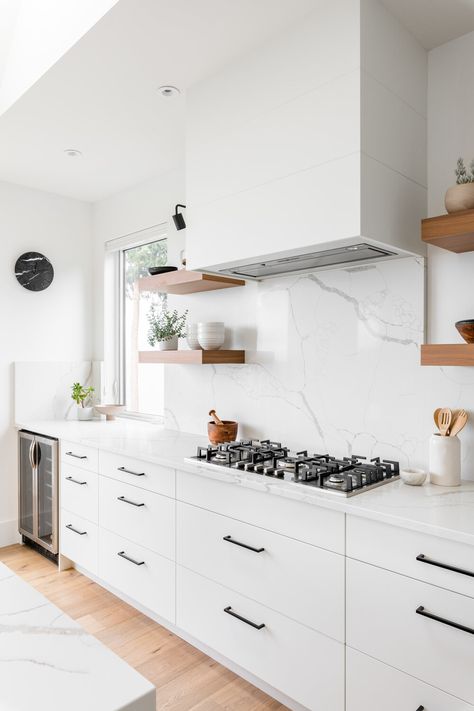 Matte White Kitchen Cabinets, Plain White Kitchen, Adu Inspiration, Matt White Kitchen, Adu Bathroom, Framed Cabinets, White Contemporary Kitchen, White Marble Backsplash, Frameless Kitchen Cabinets