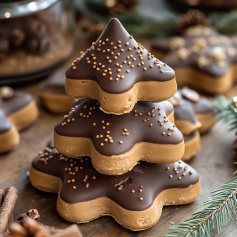 Homemade Reese’s Peanut Butter Christmas - kristyrecipes.com Peanut Butter Trees, Peanut Butter Christmas Trees, Chocolate Tree, Chocolate Stores, Tree Cookies, Reeses Peanut Butter, Healthy Chocolate, Homemade Cookies, Chocolate Dipped