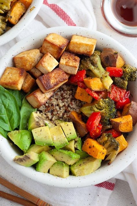 Buddah Bowl Aesthetic, Buddha Bowl Aesthetic, Tofu Quinoa Bowl, Tofu Bowl Recipe, Tofu Buddha Bowl, Healthy Food Vegan, Tofu Food, Tofu Avocado, Veggie Lunch