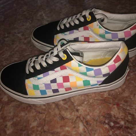 rainbow vans Vans Botita, Rainbow Vans, Vans Backpack, Free Items, Vans Shoes, Outfit Ideas, Size 10, Rainbow, Square