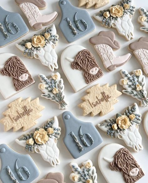 Country Cookies Decorated, Cowboy Boot Sugar Cookies, Western Themed Cookies, Cowboy Hat Cookies Decorated, Western Birthday Cookies, Cactus Cookies Decorated, Sweet 16 Western Theme Ideas, Cowgirl Cookies Decorated, Western Cookies Decorated