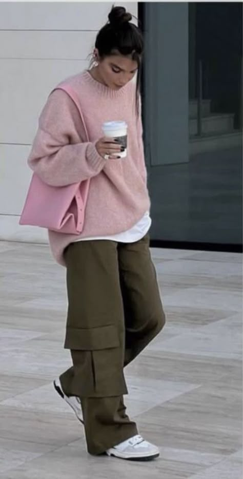 Swap your jeans for the versatile and stylish cargo pants this fall. Click through to discover the other top 5 fashion trends for Fall 2023! Trends For Fall 2023, Fall Italy Outfits, Stylish Cargo Pants, Parisian Style Outfit, Khakis Outfit, How To Style Cargo Pants, Cargo Outfit, Knitted Sweatshirt, Chic Boots