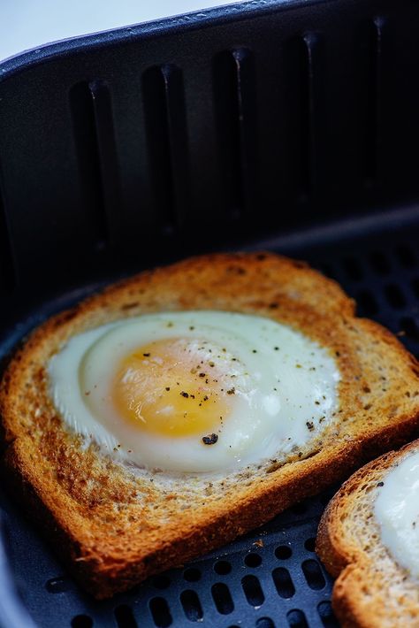 This AIR FRYER EGG TOAST will get breakfast on your table in less than 10 minutes! A delicious runny yolk and a slice of toast to soak it up! Ninja Foodi Egg Recipes, Egg Sandwich Breakfast Air Fryer, Air Fryer Egg On Toast, Egg In Bread Air Fryer, Air Fryer Egg Sandwich, Air Fried Eggs, Air Fryer Bagel And Egg, Air Fryer Egg Toast, Egg Toast Air Fryer