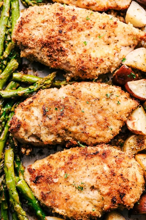 Sheet Pan Crispy Parmesan Garlic Chicken | The Recipe Critic Crispy Parmesan Garlic Chicken, Parmesan Garlic Chicken, Parmigiana Recipe, Baked Garlic Parmesan Chicken, Minute Chicken, Crispy Chicken Recipes, Sheet Pan Suppers, Chicken Parmigiana, Recipe Sheets