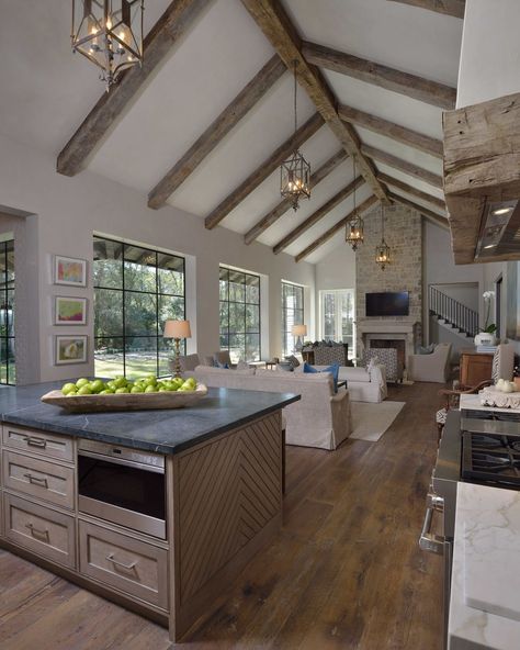 image Farmhouse Idea, Exposed Beams, Open Concept Kitchen, Modern Farmhouse Kitchens, Barn House Plans, Wood Beams, Farmhouse Living, Barn House, Design Case