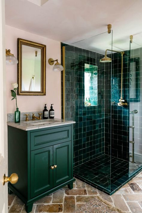 Baie Vintage, Dark Green Bathrooms, Toilette Design, Deco House, Art Deco Bathroom, Victorian Bathroom, Deco Bathroom, Bad Inspiration, Bathroom Inspiration Decor