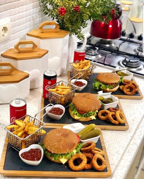 Lunch Presentation Ideas, Healthy Food Bar Design, Meal Presentation Ideas, Dinner Presentation Ideas, Burger Decoration Ideas, Burger Plating Ideas, Burger Presentation Ideas, Burger Night Ideas, Lunch Buffet Ideas