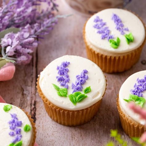 Pastel Cupcakes Aesthetic, Birthday Cupcakes Easy Decorating Ideas, Fun Birthday Cupcake Ideas, Spring Color Cupcakes, Lavender Flower Cupcakes, May Day Cupcakes, Lavender Cupcakes Decoration, Cupcakes Decoration Summer, Wildflower Cupcake Ideas