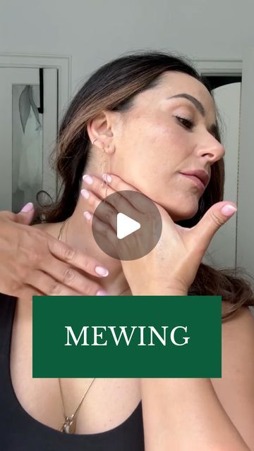 The FIX Method | Facial Massage Program on Instagram: "Mewing has become a viral trend, promising to give you that photo-ready, snatched jawline. 📸  But what if you could supercharge those results?  By combining mewing with these three simple movements, you can tighten your jawline even more and fight off that double chin for a sculpted look. 🤲  1️⃣ Use your thumbs to sweep upwards from your neck to the tip of your chin. This movement targets the muscles in your neck and under your chin, to release tension that can cause the look of a double chin.  2️⃣ Take your two fingers and begin sweeping from the center of your chin outwards, towards your jawline. This movement works to further release tension in the lower part of your face, which can help create a more defined contour.  3️⃣ Gently What Is Mewing, Chin Massage, Mewing Jawline Women, Jaw Line Massage, Sagging Jawline Exercise, Mewing Jawline, Face Massage For Sharp Jawline, Jowl Exercises, Jawline Exercise Tool