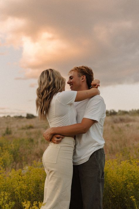 Sunset couple shoot flowers Short Boyfriend Tall Girlfriend Poses, Tall And Short Couple Poses, Easter Poses, Hippie Photoshoot, Couple Outfits For Pictures, Tall Boyfriend Short Girlfriend, Taller Girlfriend, Short Boyfriend, Anniversary Pics