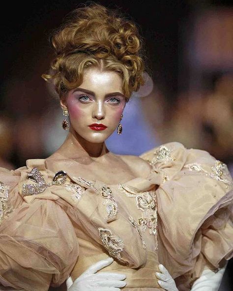 #VladaRoslyakova in #Dior #HauteCouture fall 2007 @vladaroslyakova @jgalliano @patmcgrathreal @orlandopita @dior #diorinthe2000s… Victorian Couture, 2024 Costumes, Character Designing, Galliano Dior, Vlada Roslyakova, Pastel Girl, Modern Victorian, Dior Haute Couture, French Girls