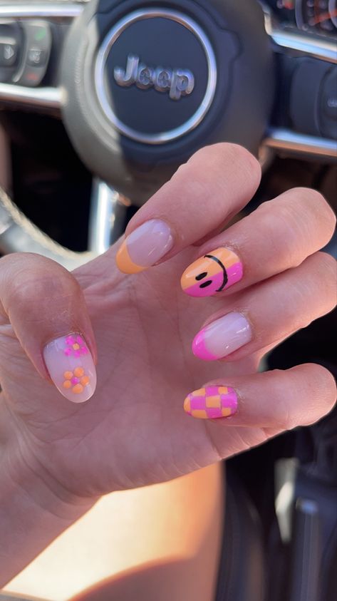 Gel Nail Designs Smiley Face, Smiley Nails Happy Faces, Nails Ideas Preppy, Pink Happy Face Nails, Smiley Face Nail Designs, Preppy Nail Ideas For Kids, Pink Orange Blue Nails, Pink Smiley Face Nails, Smile Face Nails