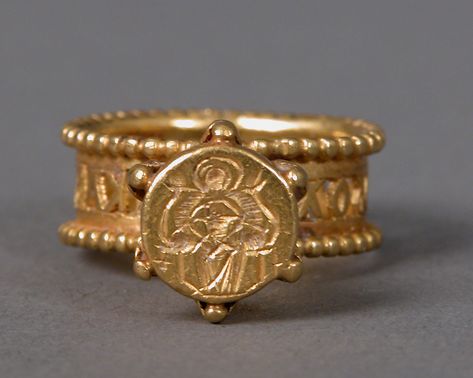 Gold Byzantine Signet Ring featuring the Virgin Mary and Child, c 6-7th century Byzantine Gold, Byzantine Jewelry, Ancient Jewels, Medieval Rings, Roman Jewelry, Ancient Jewellery, Historical Jewellery, Medieval Jewelry, Gold Signet Ring