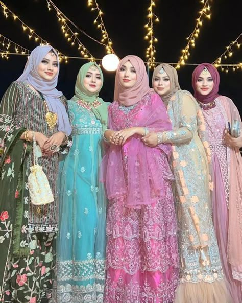 Photography Poses In Garara, Wedding Dresses For Girls Indian, Hijab Style For Wedding, New Pakistani Dresses, New Hijab, Islamic Fashion Dresses, Pakistani Party Wear Dresses, Function Dresses, Shadi Dresses