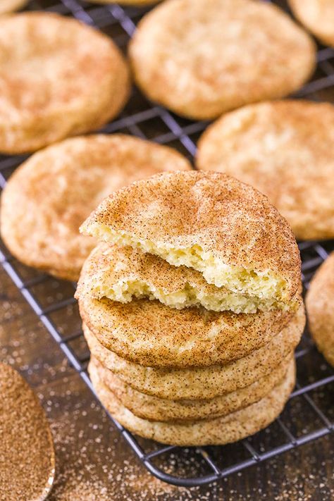 These Chewy Snickerdoodles are soft and buttery cookies that are covered in cinnamon and sugar! Cranberry Fudge, Chocolate Cranberry, Classic Cookies Recipes, Snickerdoodle Recipe, Snickerdoodle Cookies, Dessert Aux Fruits, Desserts Vegan, Fudge Easy, Snickerdoodle Cookie Recipes