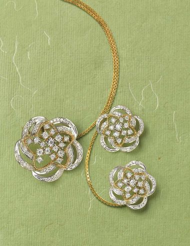 Tanishq Zyra collection white and yellow gold hydrangea earrings and necklace with white diamonds. Tanishq Jewellery, Latest Gold Jewellery, Diamond Pendant Jewelry, Pendent Set, Buy Gold Jewelry, Diamond Bracelet Design, Necklace Emerald, Diamond Pendent, Diamond Pendant Sets