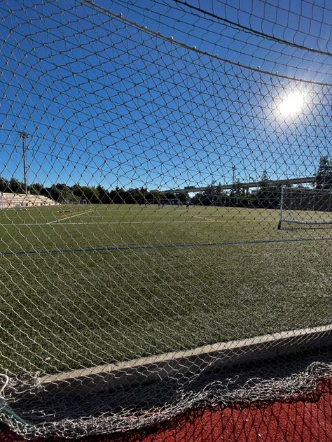 Nuestro campo de fútbol y de rugby es de césped artificial es perfecto para jugar y entrenar. Contamos con gradas para animar a nuestros deportistas! Rugby