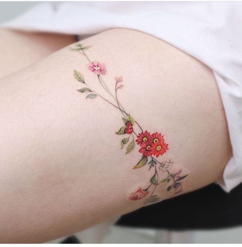 Tattoo Pierna Mujer, Daisy Chain Tattoo, Thigh Band Tattoo, Thigh Garter Tattoo, Leg Band Tattoos, Upper Leg Tattoos, Wreath Tattoo, Thigh Band, Garter Tattoo