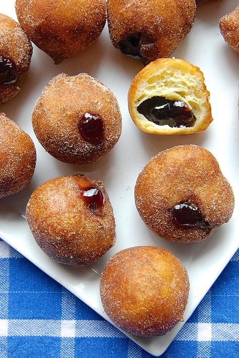 Sufganiyot Recipe, Doughnuts Recipe, Jelly Doughnuts, Meringue Pie Recipes, Doughnut Holes, Hanukkah Food, Yeast Dough, Jewish Food, Sweet Dough