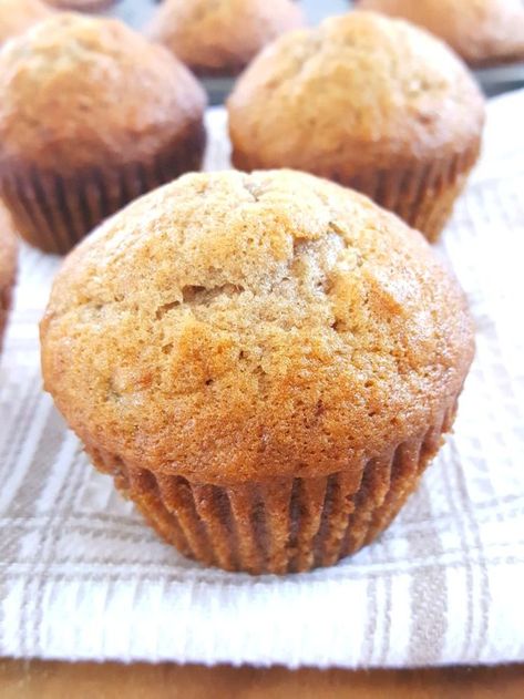 Quick & easy 2 banana muffin recipe with cinnamon and oil. Only one bowl required, no mixer needed & only 10 minutes prep for moist and delicious muffins! Pumpkin Applesauce Muffins, Muffins Chocolate Chip, Applesauce Muffin Recipe, Banana Muffin Recipe Easy, Dinner Hosting, Baking With Applesauce, Moist Banana Muffins, Pumpkin Banana Muffins, Muffins Banana