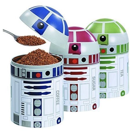 This Star Wars droid kitchen storage set for the Luke Skywalker fan who's in need of a place to store their tea, coffee, and sugar! Star Wars Zimmer, Star Wars Kitchen, Star Wars Food, Star Wars Bb8, Star Wars Room, Star Wars Droids, Star Wars R2d2, Geek Decor, Star Wars Film