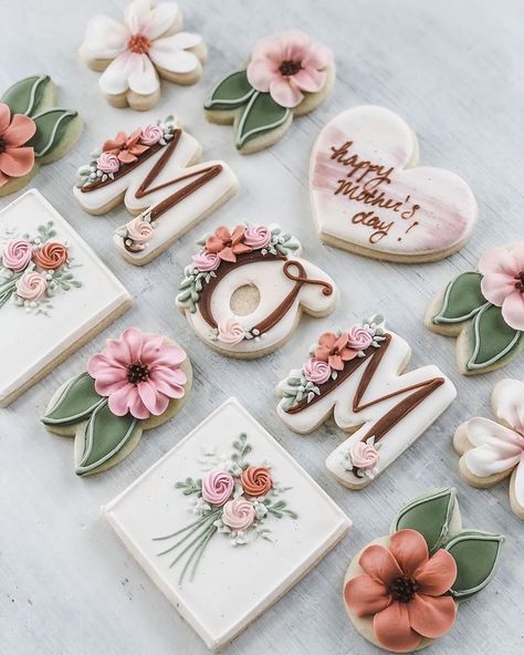 Talented Cookiers’s Instagram photo: “Love these ! • @k_sweetdesigns Make sure to spoil all the Moms in your life a little extra this week 💗 ! . . . #mothersday…” Mother’s Day Royal Icing Cookies, Mother’s Day Cookies Decorated, Mother’s Day Sugar Cookies, Mother’s Day Cookies, Cookie Themes, Mothers Cookies, Flower Sugar Cookies, Mothers Day Cupcakes, Wedding Cake Cookies