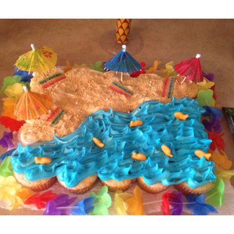 Beach Theme Cupcake Cake, Beach Cupcake Cake, Beach Theme Cake, Beach Theme Cupcakes, Beach Cupcakes, Cake Summer, Hawaiian Cake, Beach Themed Cakes, Theme Cupcakes